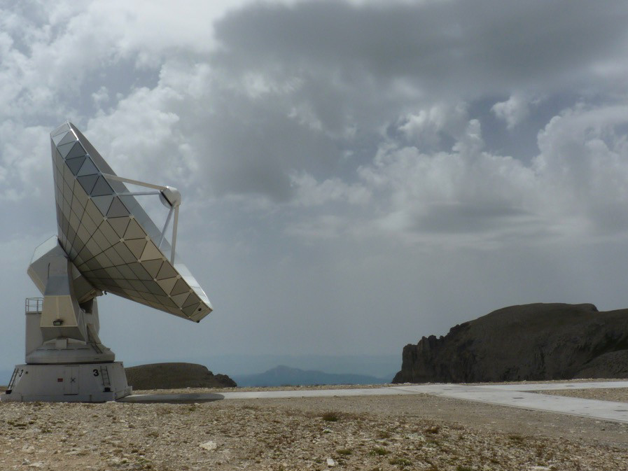 un radar qui écoute le ciel sur un haut plateau